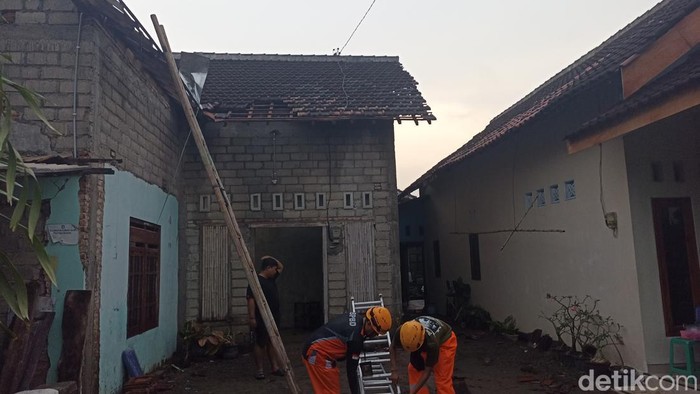 Rumah warga rusak akibat angin kencang di Kota Blitar.