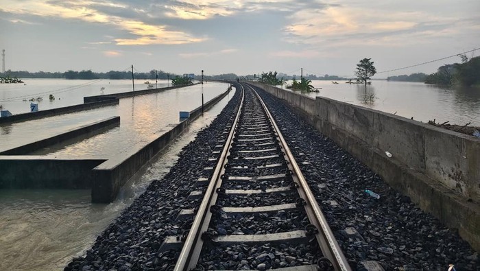 Salah satu jalur KA di KM 32+7/8 yang masih bisa dilalui.