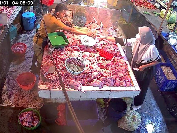 Seorang perempuan terekam CCTV mencuri daging ayam di Pasar Flamboyan. (dok Istimewa)