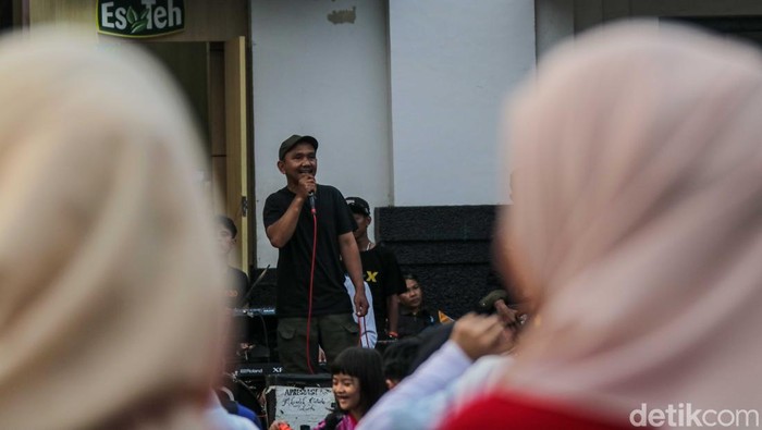 Pengunjung bersepeda di kawasan Kota Tua, Jakarta, Jumat (3/4/2026).
