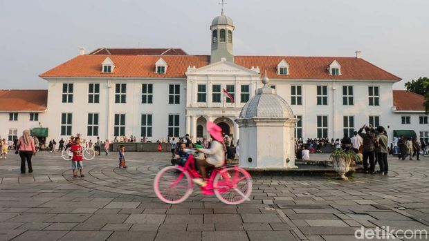 Pengunjung bersepeda di kawasan Kota Tua, Jakarta, Jumat (3/4/2026).