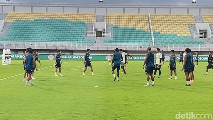 Skuad PSM Makassar saat menjalani sesi official training di Stadion GBH jelang lawan Persis Solo.