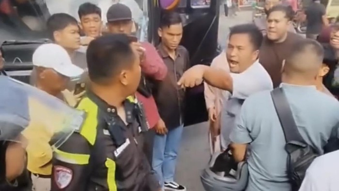 Sopir bus cekcok dengan polisi di Medan. (tangkapan layar video viral)