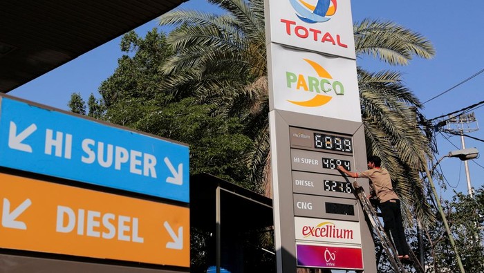 A man works on a price board at a petrol station, as fuel prices in Pakistan rise, amid the U.S.-Israeli conflict with Iran, in Karachi, Pakistan, April 3, 2026. REUTERS/Asim Hafeez
