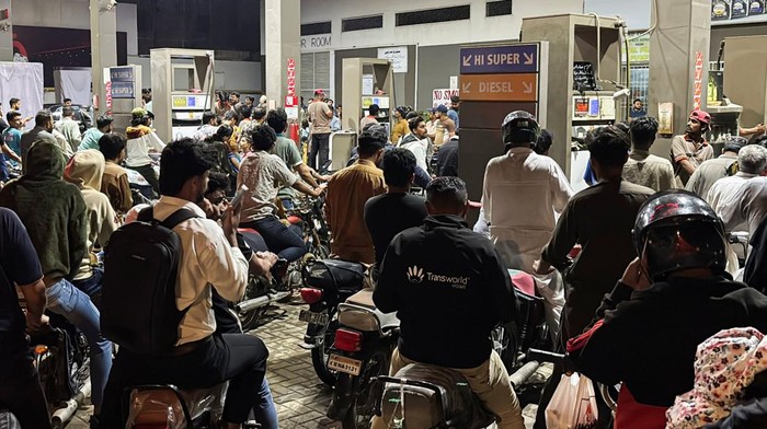 SPBU di Pakistan Diserbu Gara-gara Harga BBM Naik 2 Kali Sebulan