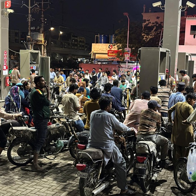 SPBU di Pakistan Diserbu Gara-gara Harga BBM Naik 2 Kali Sebulan