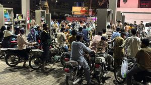SPBU di Pakistan Diserbu Gara-gara Harga BBM Naik 2 Kali Sebulan