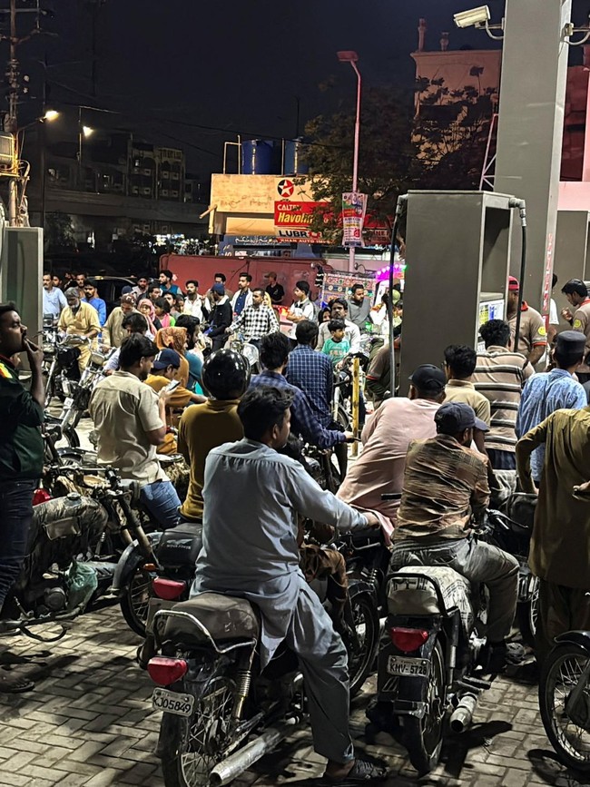 SPBU di Pakistan Diserbu Gara-gara Harga BBM Naik 2 Kali Sebulan