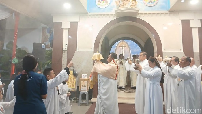 Suasana misa Kamis Putih di Gereja Katolik Katedral Medan, Kamis (2/4/2026) malam (Juita Sinuhaji/detikSumut)