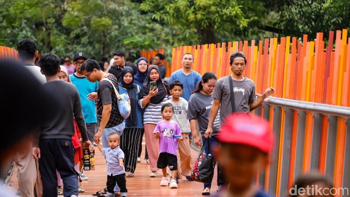 Warga menghabiskan waktu di Tebet Eco Park saat long weekend, dengan berbagai aktivitas santai di ruang terbuka hijau di Jakarta Selatan (3/4/2026).