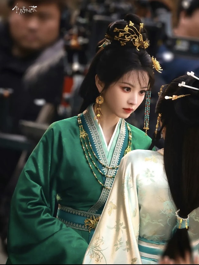 Sebelum tayang, banyak foto-foto di balik layar Where the Mask Ends yang beredar dan bikin netizen terpukau. Aktris yang mengawali kariernya sejak 2018 ini tampil memesona dalam gaun sejarah khas Tiongkok. Foto: Dok. YoukuTV Instagram