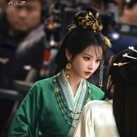 Sebelum tayang, banyak foto-foto di balik layar Where the Mask Ends yang beredar dan bikin netizen terpukau. Aktris yang mengawali kariernya sejak 2018 ini tampil memesona dalam gaun sejarah khas Tiongkok. Foto: Dok. YoukuTV Instagram