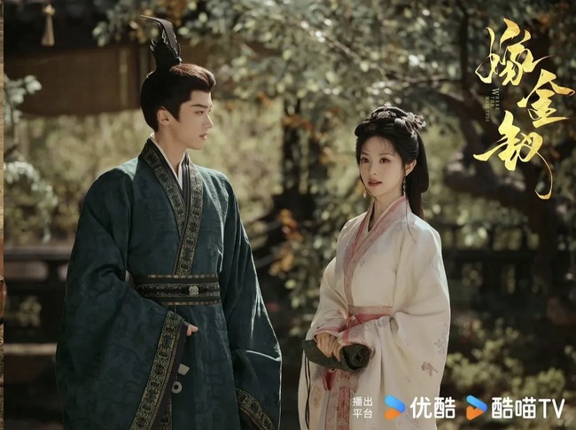 Where the Mask Ends sendiri merupakan drama historical romantis dan intrik istana. Kisahnya menceritakan Tian Xiwei yang berperan sebagai Ah Chou, dipaksa menyamar sebagai bangsawan dan menikah dengan pria dari keluarga kuat. Foto: Dok. YoukuTV Instagram