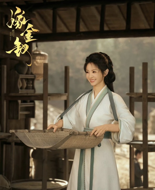 Tian Xiwei pun tampil anggun dalam balutan hanfu berwarna putih dengan aksen hijau sage. Ini sangat cocok dengan karakter Ah Chou yang berasal dari kalangan bawah sebelum masuk ke dunia bangsawan. Foto: Dok. YoukuTV Instagram
