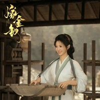 Tian Xiwei pun tampil anggun dalam balutan hanfu berwarna putih dengan aksen hijau sage. Ini sangat cocok dengan karakter Ah Chou yang berasal dari kalangan bawah sebelum masuk ke dunia bangsawan. Foto: Dok. YoukuTV Instagram