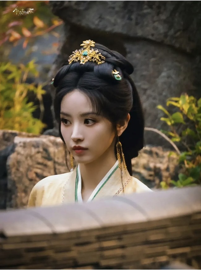 Nah, kalau sebelumnya terlihat sederhana, di sini Tian Xiwei tampak seperti wanita bangsawan. Hanfu bernuansa kuning keemasan membuat penampilannya terlihat lebih berkelas. Foto: Dok. YoukuTV Instagram
