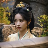 Nah, kalau sebelumnya terlihat sederhana, di sini Tian Xiwei tampak seperti wanita bangsawan. Hanfu bernuansa kuning keemasan membuat penampilannya terlihat lebih berkelas. Foto: Dok. YoukuTV Instagram