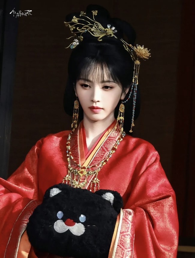 Drama China When the Mask Ends nantinya akan tayang di YouKu TV. Bagaimana menurutmu dengan pesona Tian Xiwei ini dalam drama terbarunya? Foto: Dok. YoukuTV Instagram