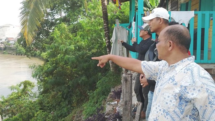 Tim BPBD OKU meninjau lokasi rumah rawan longsor di bantaran Sungai Ogan.