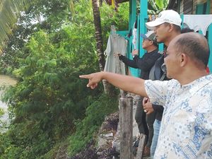 Belasan Rumah di Bantaran Sungai OKU Terancam Longsor