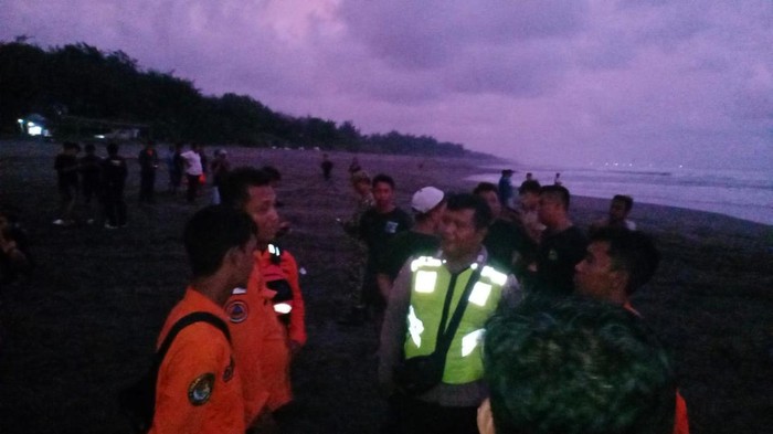 Tim SAR gabungan melakukan pencarian korban hilang di Pantai Gajah, Desa Waluyorejo, Kecamatan Puring, Kebumen pada Jumat (3/4/2026) sore.