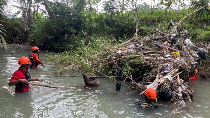 Tim SAR gabungan menyisir Sungai Tajum untuk mencari pria lansia yang diduga hanyut.