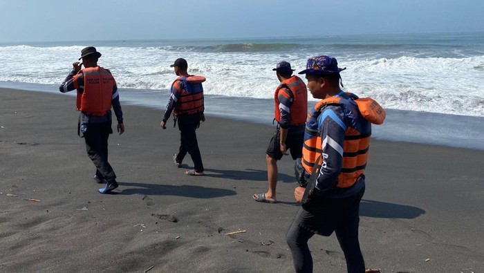 Tim SAR Gabungan saat melakukan pencarian terhadap Yunanto (30), warga Muneng, Tirtohargo, Kretek, Bantul yang hilang usai menjaring ikan di muara Sungai Opak pekan lalu.