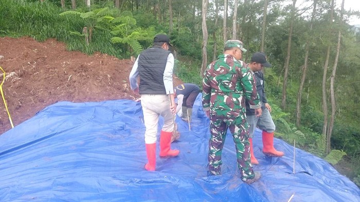 itik longsor di lahan KDMP Desa Kradinan, Tulungagung dan rumah Sugiono yang tertimpa longsoran.