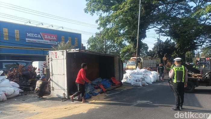 Truk pakan ternak terguling akibat kecelakaan di Malang