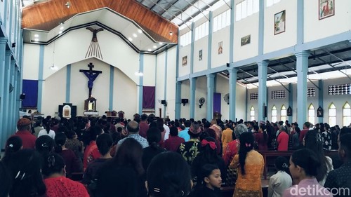 Umat Katolik mengikuti ibadat Jumat Agung di Gereja Katedral Paroki Roh Kudus Labuan Bajo, Manggarai Barat, NTT, Jumat (3/4/2026). (Foto: Ambrosius Ardin/detikBali)