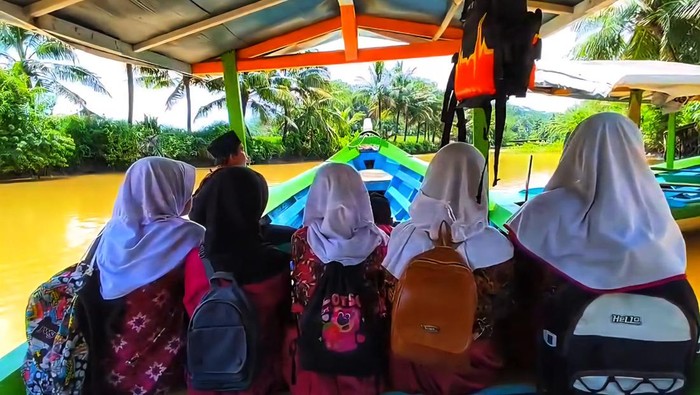 Usai putusnya jembatan, sejumlah pelajar dan warga memilih menggunakan perahu untuk belajar ke sekolah