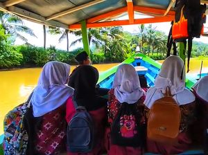 Usai Jembatan Putus, Pelajar di Sukabumi Naik Perahu Demi Sekolah