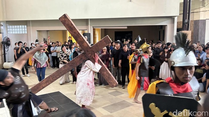Umat katolik menyaksikan visualisasi jalan salib (VJS) di gereja katolik santo Vicentius A Paulo di Widodaren Surabaya