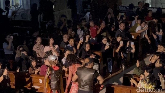 Umat katolik menyaksikan visualisasi jalan salib (VJS) di gereja katolik santo Vicentius A Paulo di Widodaren Surabaya