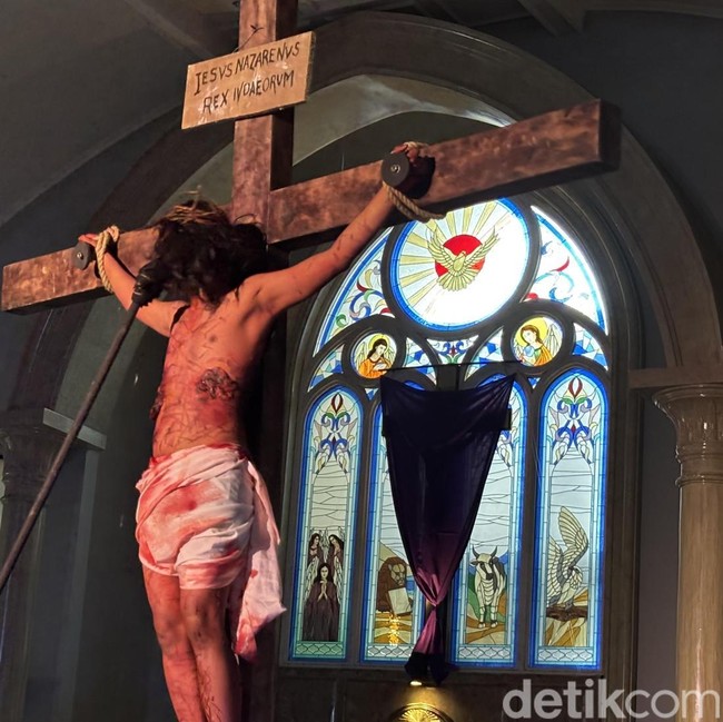 Potret Khidmat Jalan Salib di Gereja Santo Vincentius A Paulo Surabaya