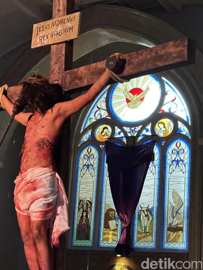 Potret Khidmat Jalan Salib di Gereja Santo Vincentius A Paulo Surabaya