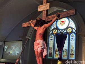 Potret Khidmat Jalan Salib di Gereja Santo Vincentius A Paulo Surabaya