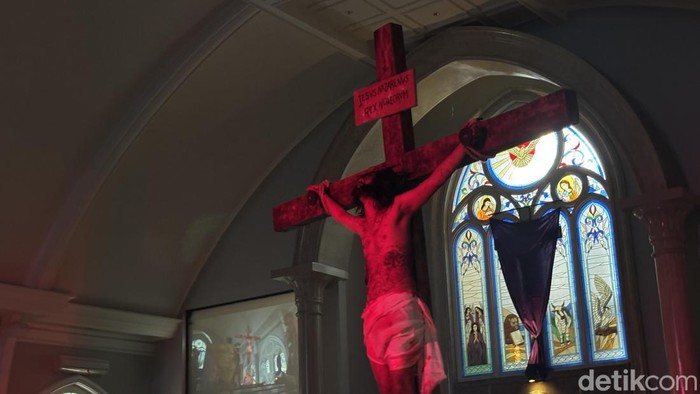Umat katolik menyaksikan visualisasi jalan salib (VJS) di gereja katolik santo Vicentius A Paulo di Widodaren Surabaya