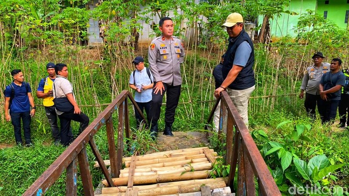Wakapolres Sukabumi Kompol Agus Susanto dan Kadis Perkim Sendi Apriadi di lokasi jembatan melintir.