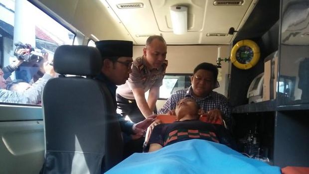 Wali Kota Bandung Ridwan Kamil dan Kapolrestabes Bandung Kombes Pol Hendro Pandowo saat mendatangi pelaku di dalam ambulans. Begal bernama Zamil ini ditembak polisi. Foto: Dony Indra Ramadhan