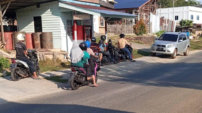 Warga Kabupaten Lingga, Kepri, mengantri mengisi pertalite di pengecer. (Foto: Istimewa)
