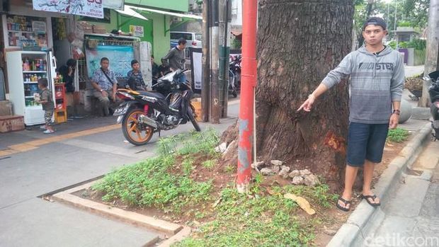 Warga menunjukkan titik pasutri di Bandung terjatuh setelah ditendang kawanan begal.