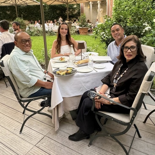 16 Tahun Menikah, Nia Ramadhani dan Ardi Bakrie Tetap Mesra Kulineran Bareng