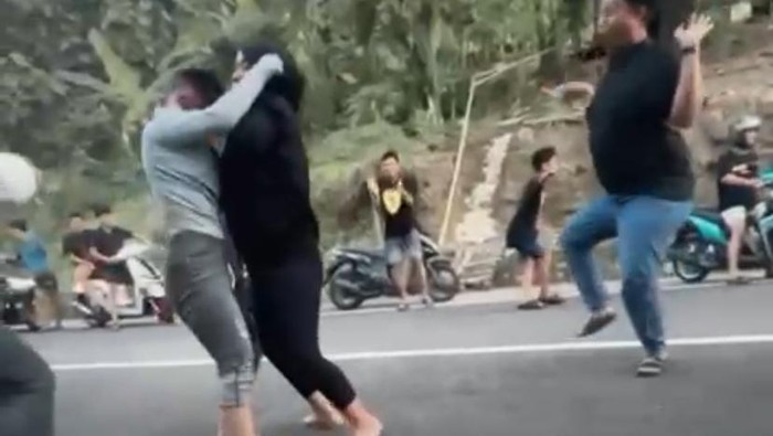2 wanita di Parepare berkelahi di jalanan hingga menjadi tontonan warga.