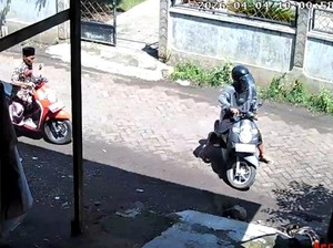 Dikira Tamu Lebaran, 2 Pria Bersarung Gondol Motor Ketua RT di Pasuruan