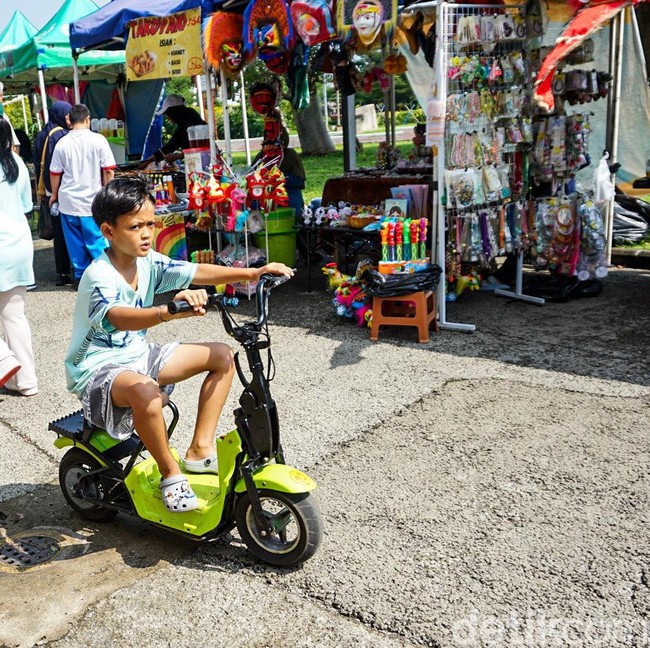 Rekreasi Murah, Alun-Alun Depok Dipadati Pengunjung