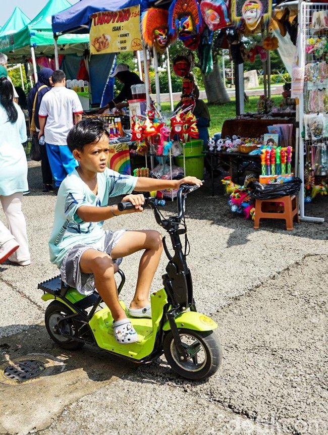 Rekreasi Murah, Alun-Alun Depok Dipadati Pengunjung