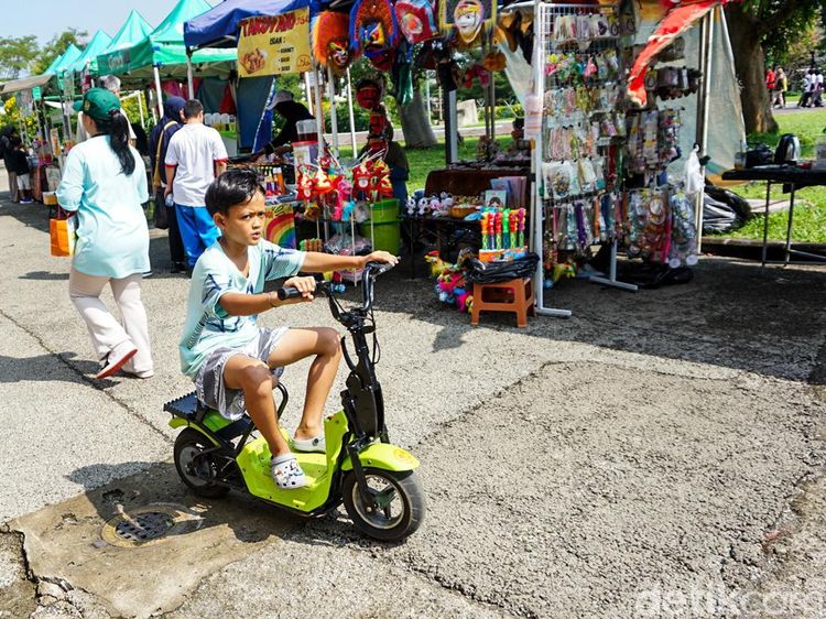 Rekreasi Murah, Alun-Alun Depok Dipadati Pengunjung