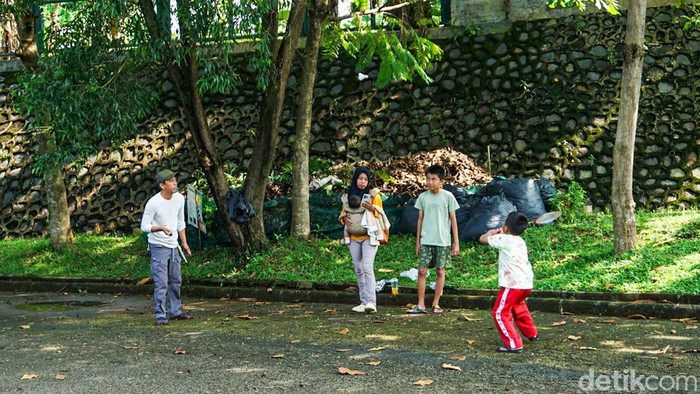 Taman Alun-Alun Kota Depok menjadi salah satu destinasi favorit warga untuk menghabiskan waktu akhir pekan, Sabtu (4/4/2026). Ruang terbuka hijau ini menawarkan beragam fasilitas yang dapat dinikmati masyarakat secara gratis.