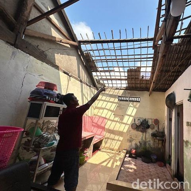Angin Kencang di Kediri, Atap Rumah Warga Porak-poranda